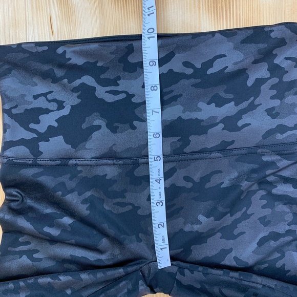 Spanx Faux Leather Camo Leggings Sz L - Picture 12 of 13